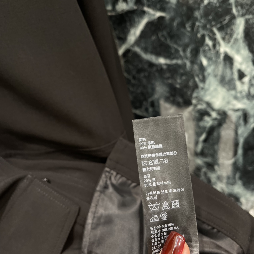 CE 26早春新款 羊毛翻领连衣裙 黑色羊毛混纺，质感挺括又舒适 经典翻领+单排扣 简约大气 正面大口袋