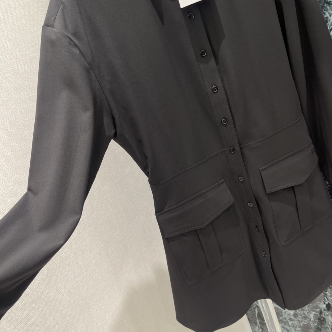 CE 26早春新款 羊毛翻领连衣裙 黑色羊毛混纺，质感挺括又舒适 经典翻领+单排扣 简约大气 正面大口袋