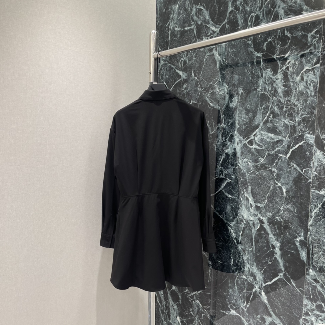 CE 26早春新款 羊毛翻领连衣裙 黑色羊毛混纺，质感挺括又舒适 经典翻领+单排扣 简约大气 正面大口袋