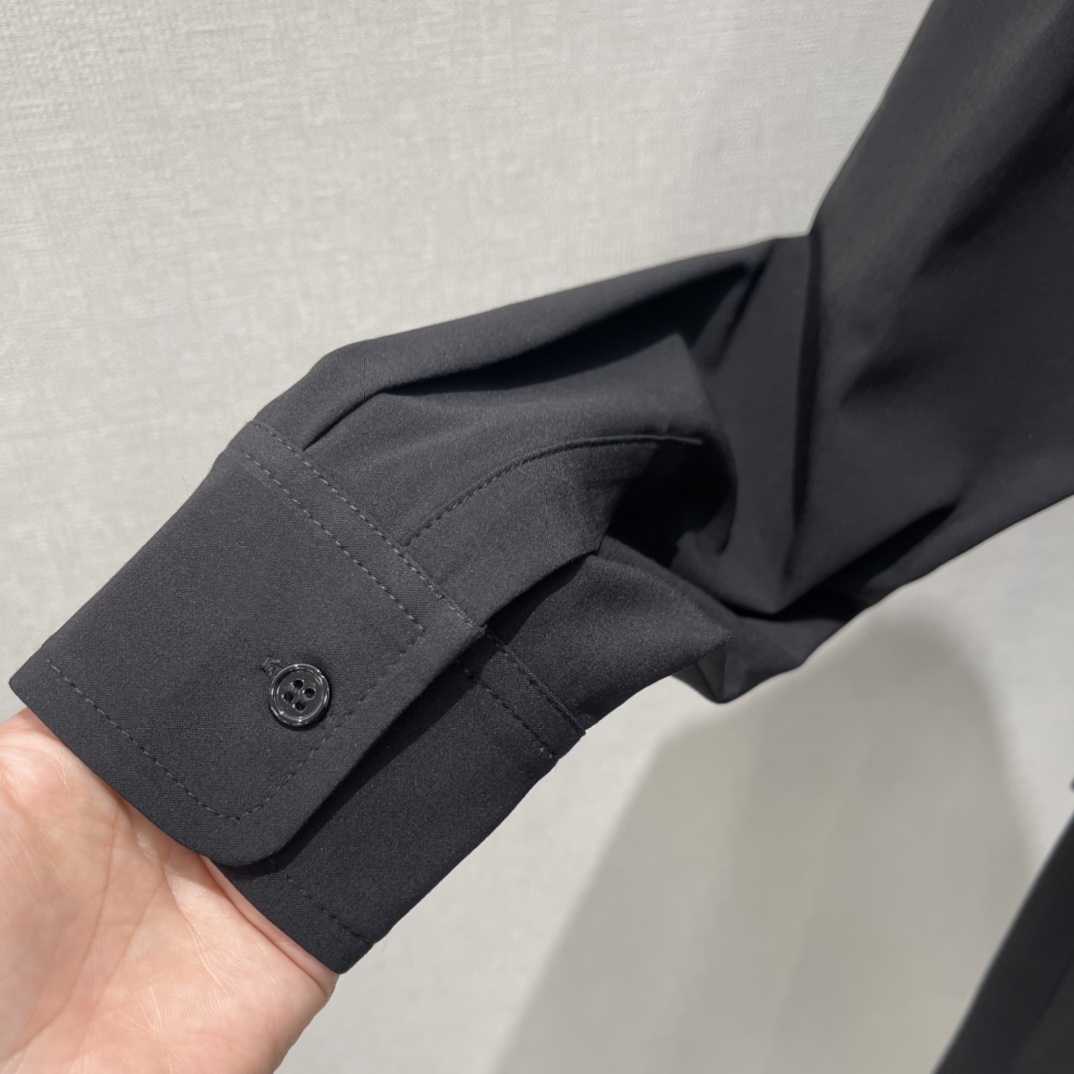 CE 26早春新款 羊毛翻领连衣裙 黑色羊毛混纺，质感挺括又舒适 经典翻领+单排扣 简约大气 正面大口袋