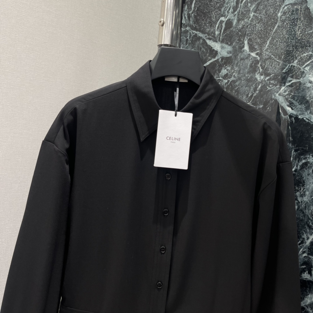 CE 26早春新款 羊毛翻领连衣裙 黑色羊毛混纺，质感挺括又舒适 经典翻领+单排扣 简约大气 正面大口袋