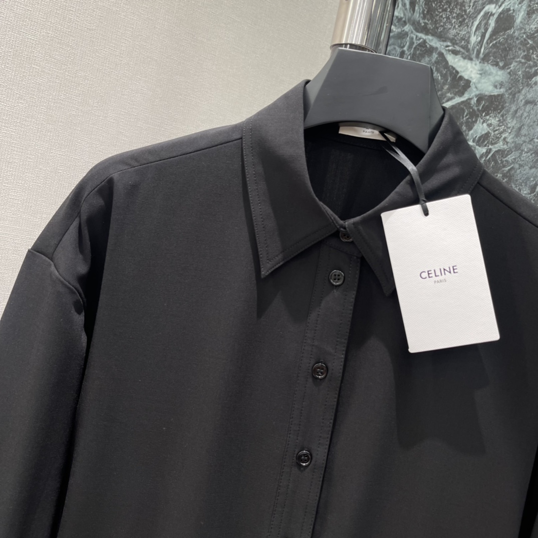 CE 26早春新款 羊毛翻领连衣裙 黑色羊毛混纺，质感挺括又舒适 经典翻领+单排扣 简约大气 正面大口袋