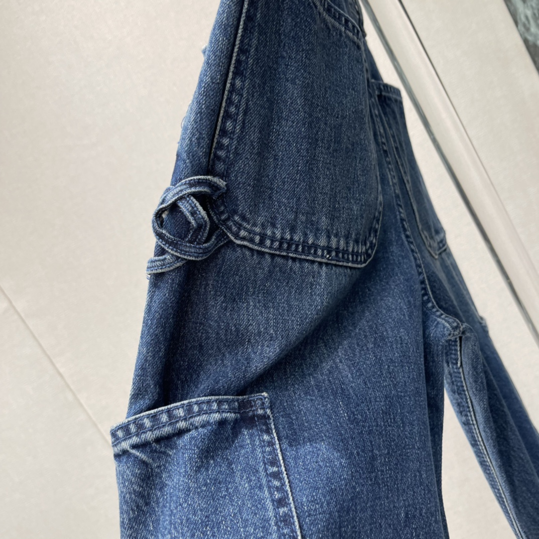 小香 26早春新款 直筒牛仔裤 经典多口袋+高腰剪裁 显瘦又修饰腿型 梨形身材友好!面料有弹性 穿着舒适