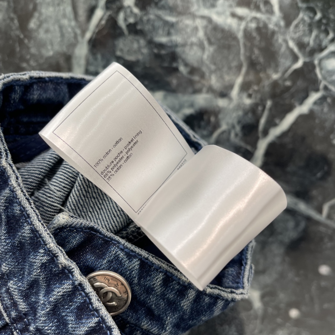 小香 26早春新款 直筒牛仔裤 经典多口袋+高腰剪裁 显瘦又修饰腿型 梨形身材友好!面料有弹性 穿着舒适