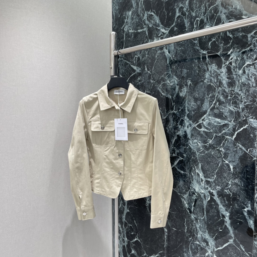 小香 26早春新款 短款工装外套 简约复古风 短款设计优化身材比例，搭配高腰裤或裙子，轻松get休闲利落