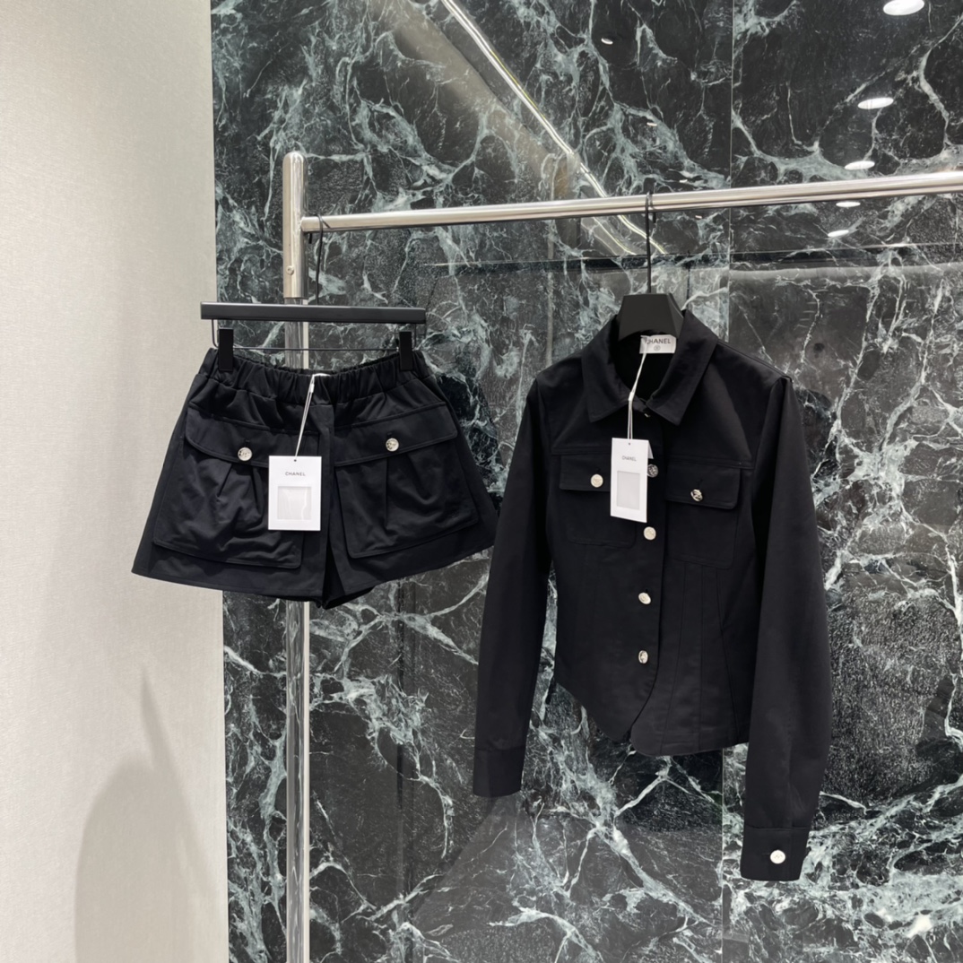 小香 26早春新款 短款工装外套 简约复古风 短款设计优化身材比例，搭配高腰裤或裙子，轻松get休闲利落