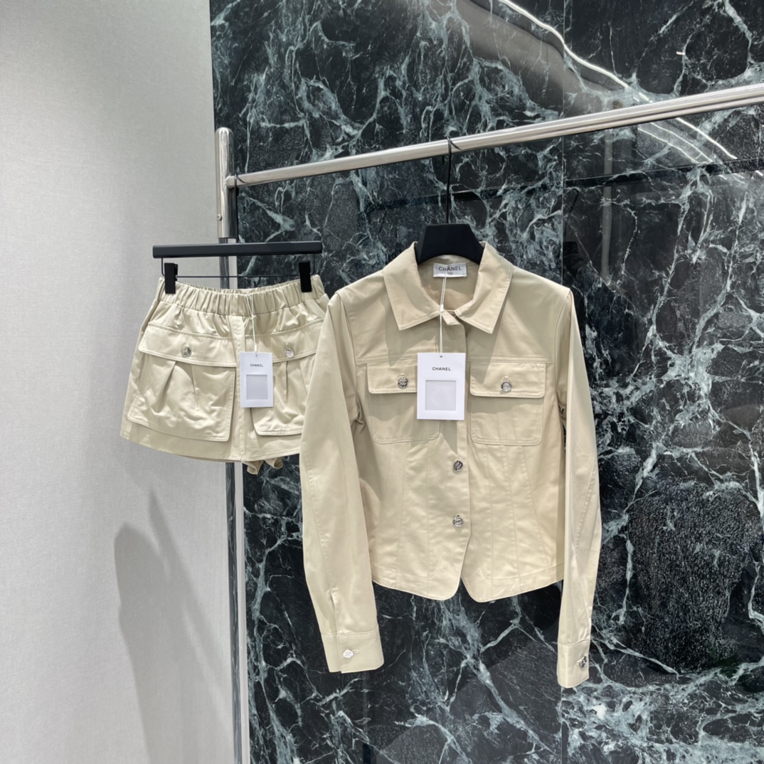 小香 26早春新款 短款工装外套 简约复古风 短款设计优化身材比例，搭配高腰裤或裙子，轻松get休闲利落