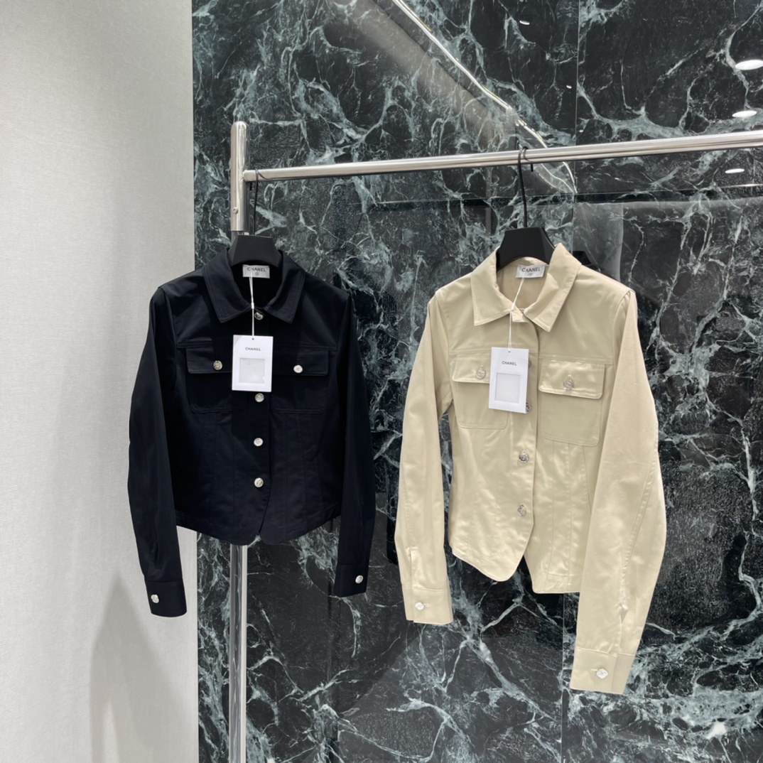NO:720696,The highest version on the market, the girl inspects the goods, trims the three marks on the threads, and delivers the goods. You can post pictures and take videos. If you want quality and service, please add me on WeChat. We will not accept urgent orders. Xiaoxiang 26 new early spring short work jacket, simple retro style. The short design optimizes the body proportions. Pair it with high-waisted pants or skirts, and you can easily get a casual and neat style~Multiple pockets + metal buttons, practical and detailed.  It can be easily used for commuting and traveling in daily life, and it is versatile and easy to match! Two colors are in stock from SML, Chanel-clothing, chanel, skirts, jackets & coats,19860909市面最高版本小妹验货、修剪线头上三标、发货可发图及拍视频,要品质要服务的加我微信,不接急单. 小香 26早春新款 短款工装外套 简约复古风 短款设计优化身材比例,搭配高腰裤或裙子,轻松get休闲利落风~多口袋+金属纽扣,实用又有细节感 通勤出游日常都能轻松驾驭,百搭不挑人!两个色现货SML,香奈儿-服装,chanel,skirts,jackets & coats,,Women's clothing
