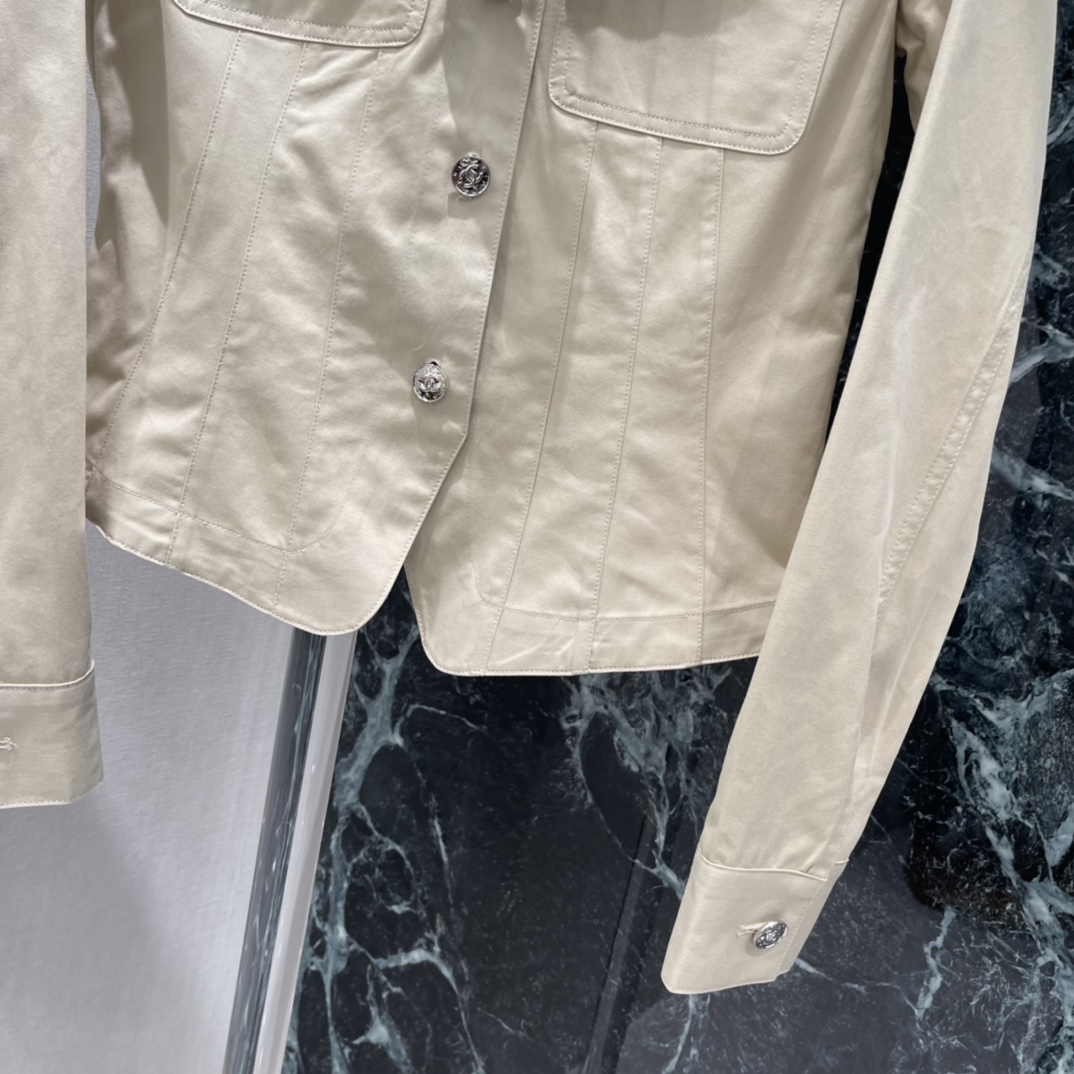 小香 26早春新款 短款工装外套 简约复古风 短款设计优化身材比例，搭配高腰裤或裙子，轻松get休闲利落