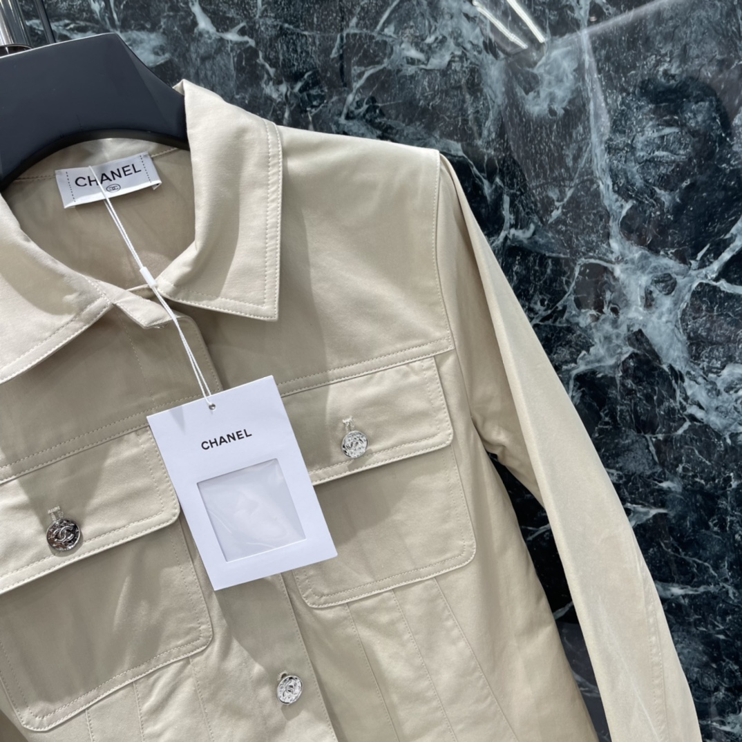 小香 26早春新款 短款工装外套 简约复古风 短款设计优化身材比例，搭配高腰裤或裙子，轻松get休闲利落