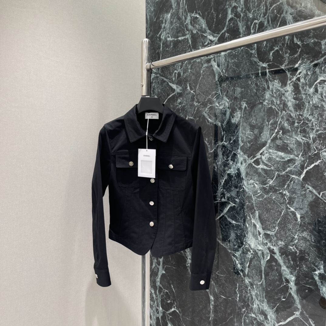 小香 26早春新款 短款工装外套 简约复古风 短款设计优化身材比例，搭配高腰裤或裙子，轻松get休闲利落