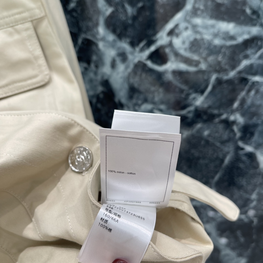 小香 26早春新款 短款工装外套 简约复古风 短款设计优化身材比例，搭配高腰裤或裙子，轻松get休闲利落