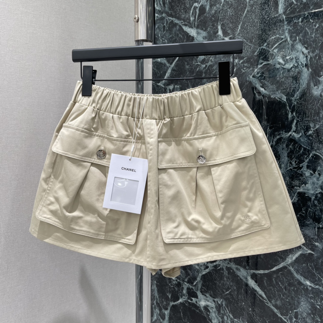 小香 26早春新款 工装半裙式短裤 松紧腰+A字版型 舒适又显瘦!正面大口袋+金属纽扣，实用又有细节感，