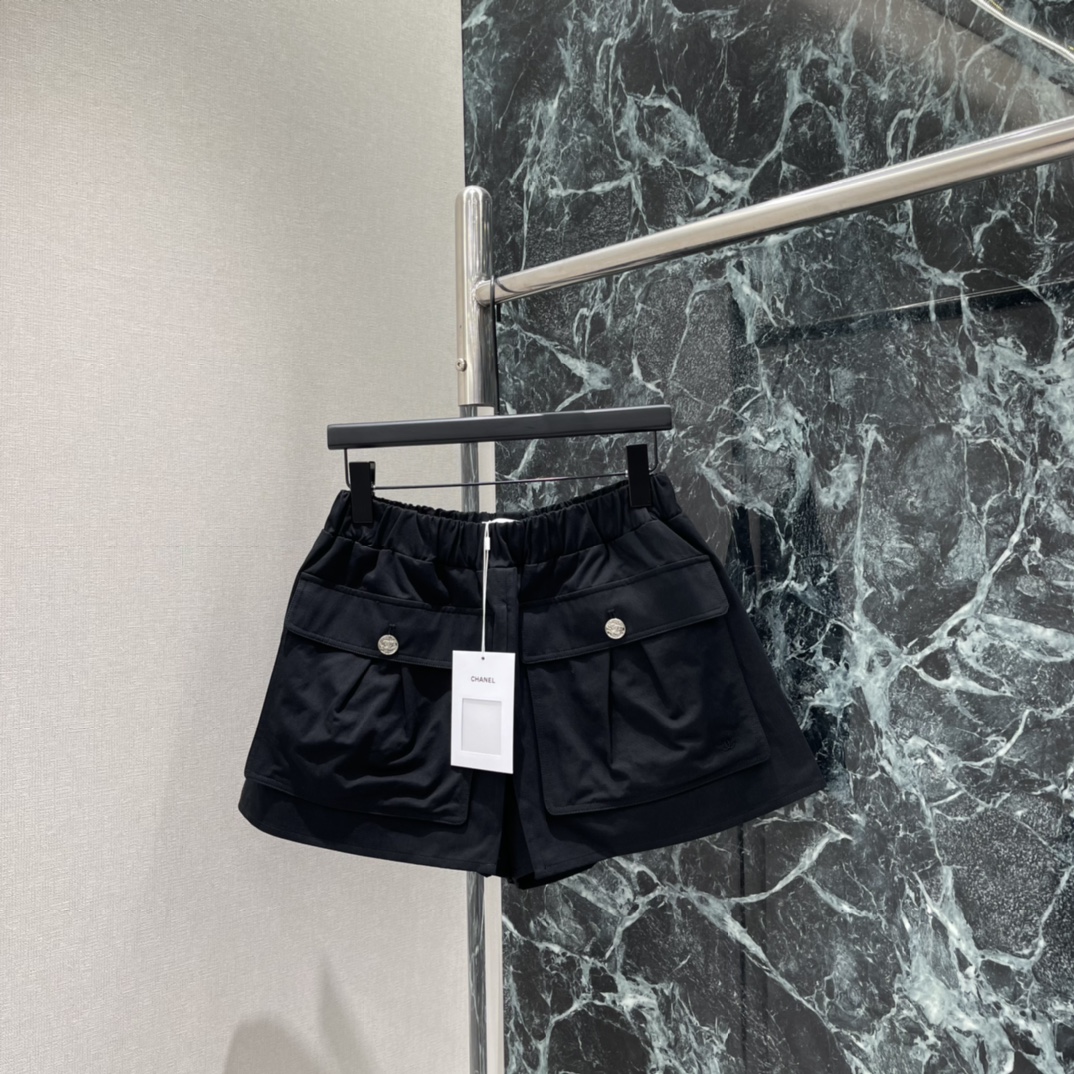 小香 26早春新款 工装半裙式短裤 松紧腰+A字版型 舒适又显瘦!正面大口袋+金属纽扣，实用又有细节感，