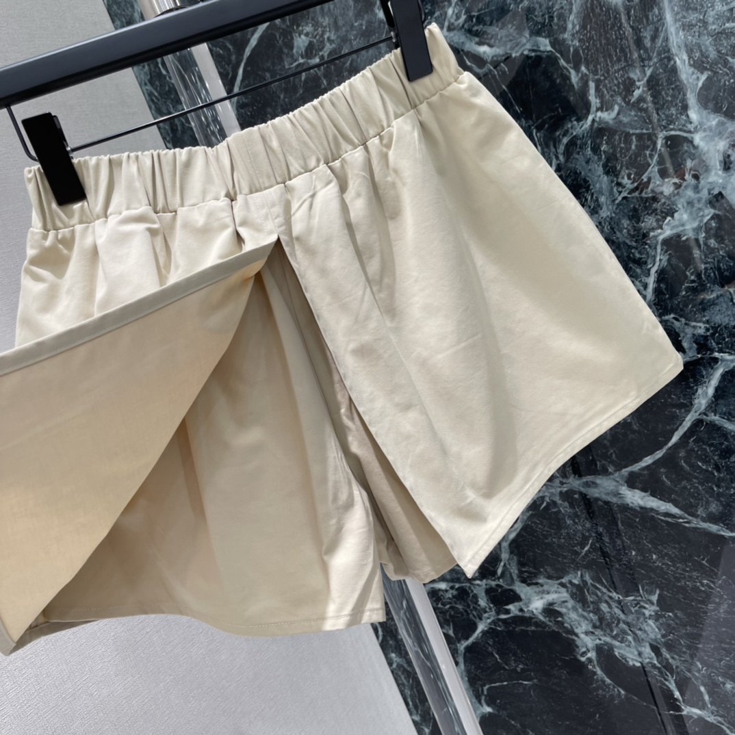 小香 26早春新款 工装半裙式短裤 松紧腰+A字版型 舒适又显瘦!正面大口袋+金属纽扣，实用又有细节感，