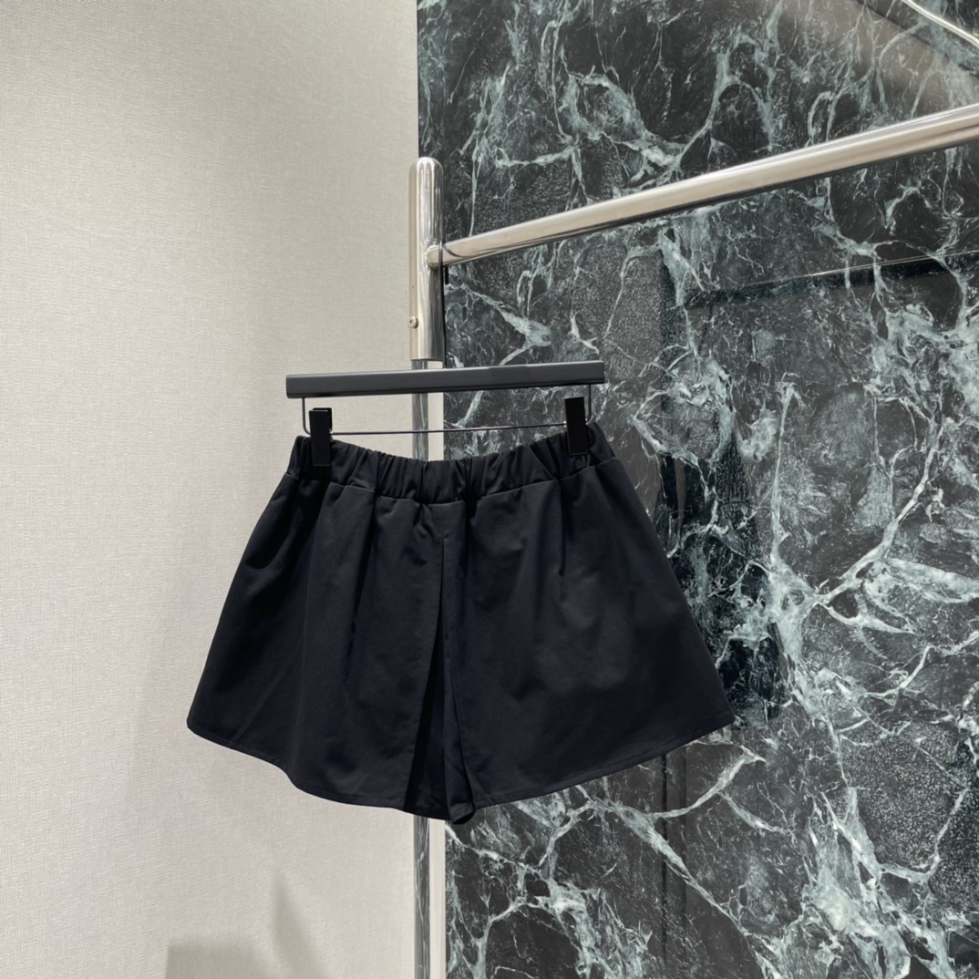 小香 26早春新款 工装半裙式短裤 松紧腰+A字版型 舒适又显瘦!正面大口袋+金属纽扣，实用又有细节感，