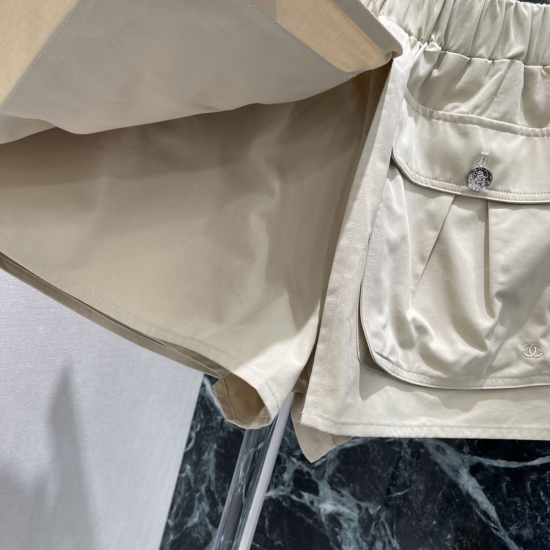 小香 26早春新款 工装半裙式短裤 松紧腰+A字版型 舒适又显瘦!正面大口袋+金属纽扣，实用又有细节感，