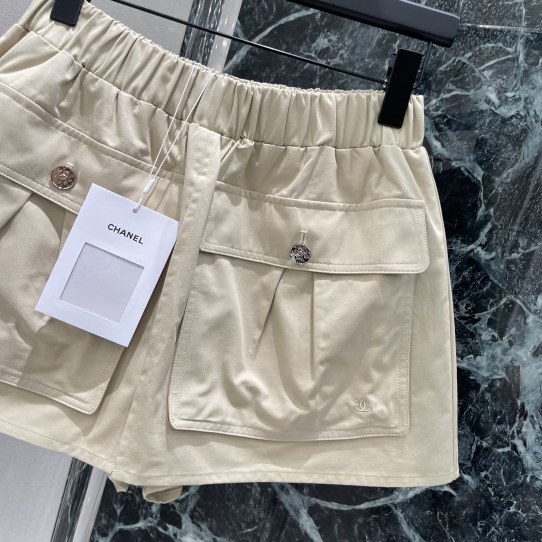 小香 26早春新款 工装半裙式短裤 松紧腰+A字版型 舒适又显瘦!正面大口袋+金属纽扣，实用又有细节感，