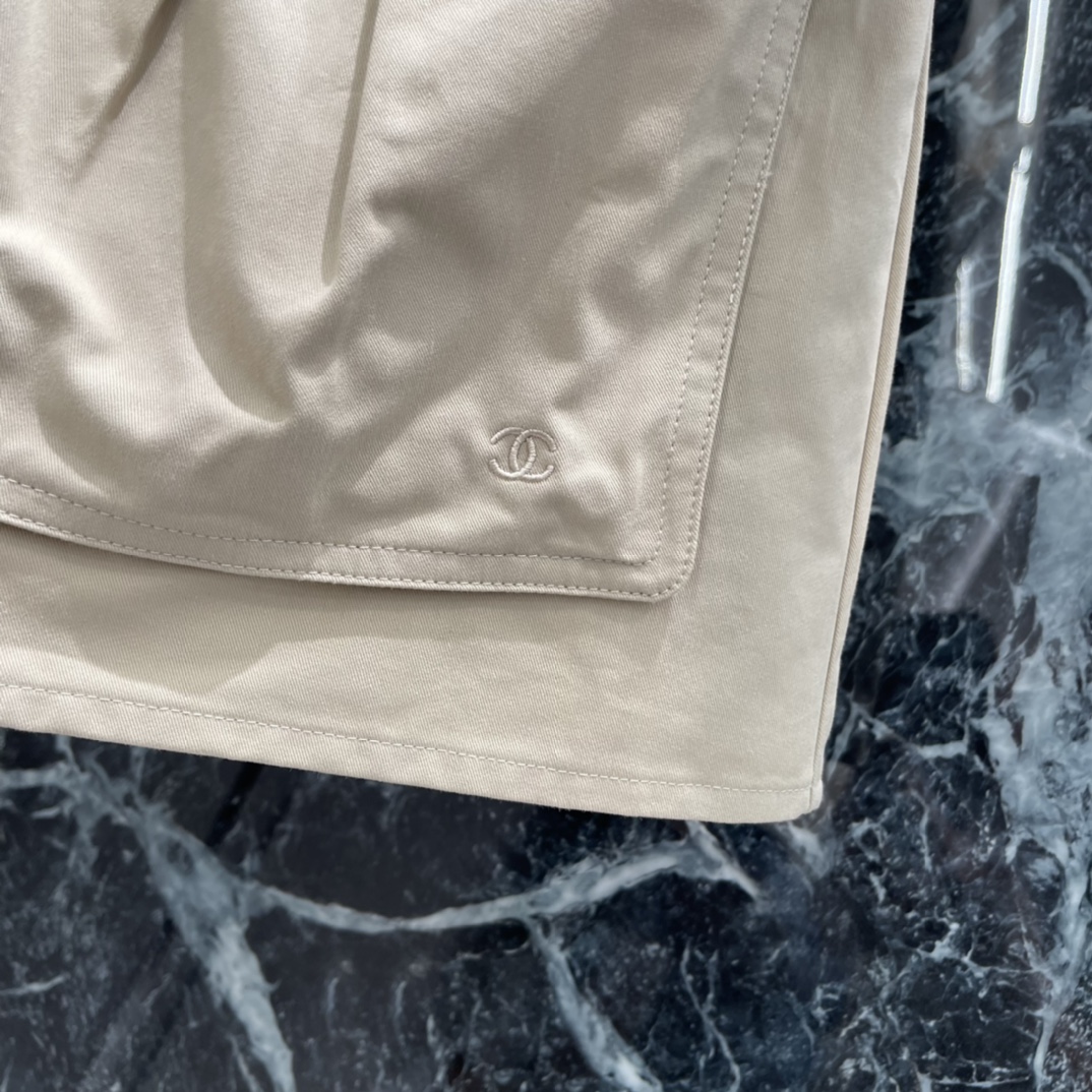 小香 26早春新款 工装半裙式短裤 松紧腰+A字版型 舒适又显瘦!正面大口袋+金属纽扣，实用又有细节感，