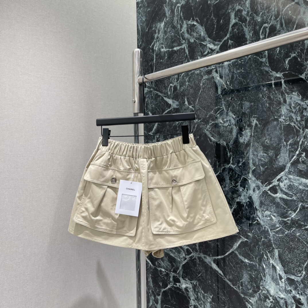 小香 26早春新款 工装半裙式短裤 松紧腰+A字版型 舒适又显瘦!正面大口袋+金属纽扣，实用又有细节感，