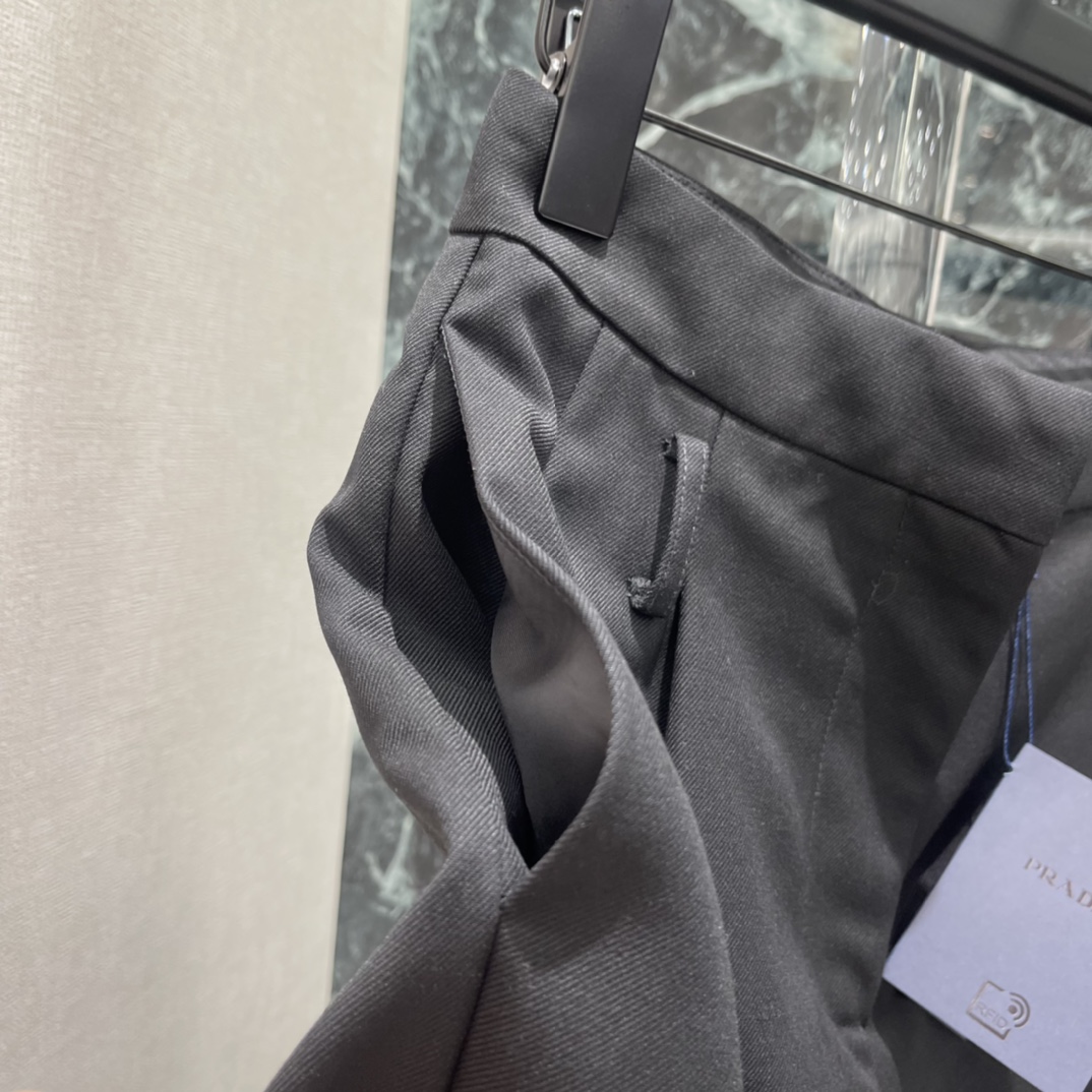 PD 26早春新款 高腰阔腿短裤 立体褶皱设计超显高级感 高腰A字版型 修饰腰线拉长腿部比例 小个子也能