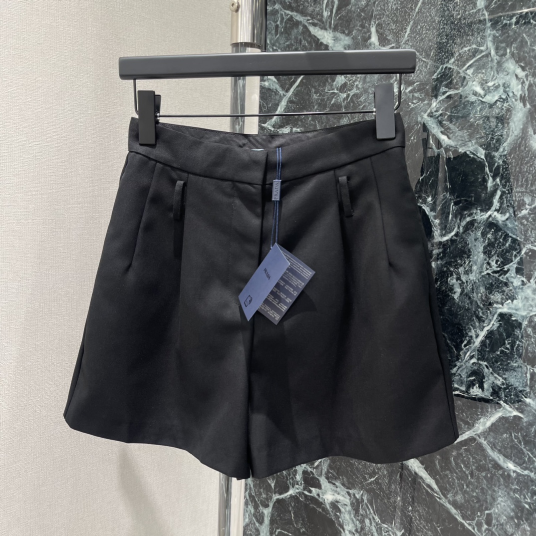 PD 26早春新款 高腰阔腿短裤 立体褶皱设计超显高级感 高腰A字版型 修饰腰线拉长腿部比例 小个子也能