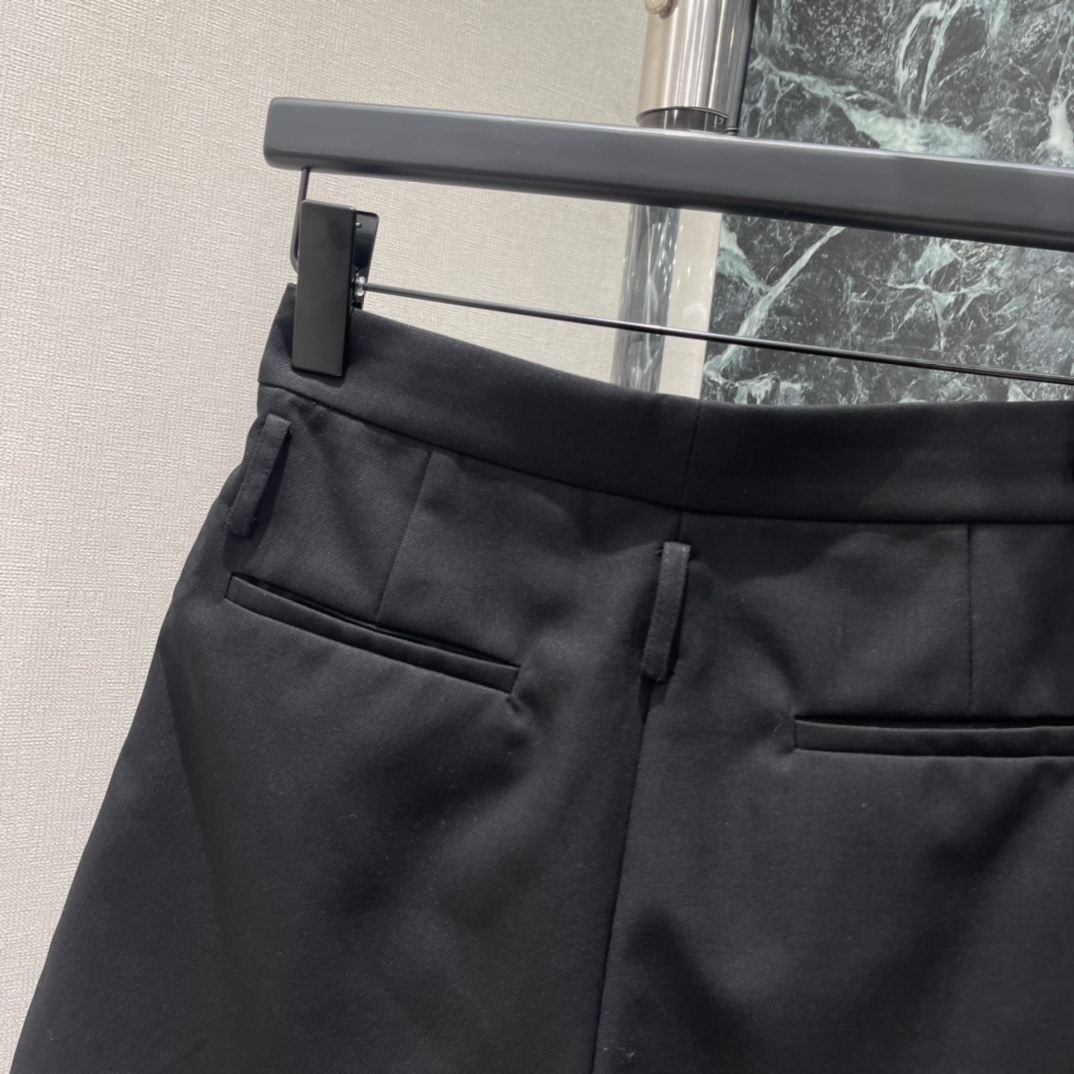 PD 26早春新款 高腰阔腿短裤 立体褶皱设计超显高级感 高腰A字版型 修饰腰线拉长腿部比例 小个子也能