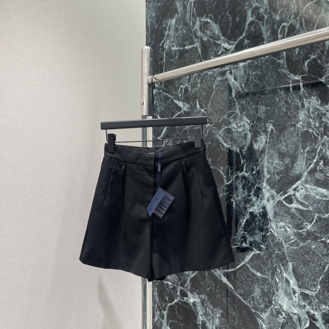 NO:720631,The highest version on the market, the girl inspects the goods, trims the three marks on the threads, and delivers the goods. You can send pictures and videos. If you want quality and service, please add me on WeChat. We will not accept urgent orders. PD 26 early spring new model. High-waisted wide-leg shorts. Three-dimensional pleated design is super high-end. High-waisted A-line version. Modified waistline and elongated leg proportions. Small people can easily control it! The fabric is light and breathable. Super comfortable to wear in spring and summer. Black is versatile. It can be paired with shirts, T-shirts, and sweaters.  OK, easily switch between multiple styles ~ one color ready-made SML, Prada-clothing, prada, shorts, shirts, tees, t-shirt,19860909市面最高版本小妹验货、修剪线头上三标、发货可发图及拍视频,要品质要服务的加我微信,不接急单. PD 26早春新款 高腰阔腿短裤 立体褶皱设计超显高级感 高腰A字版型 修饰腰线拉长腿部比例 小个子也能轻松驾驭!面料轻盈透气 春夏穿超舒服 黑色百搭 随便配衬衫,T恤,针织衫都 OK,轻松切换多种风格~一个色现货SML,普拉达-服装,prada,shorts,shirts,tees，t-shirt,,Women's clothing