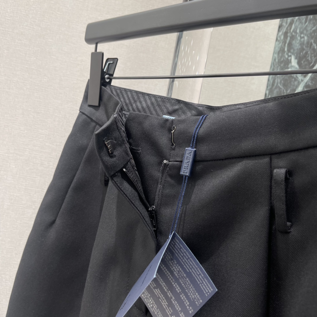 PD 26早春新款 高腰阔腿短裤 立体褶皱设计超显高级感 高腰A字版型 修饰腰线拉长腿部比例 小个子也能