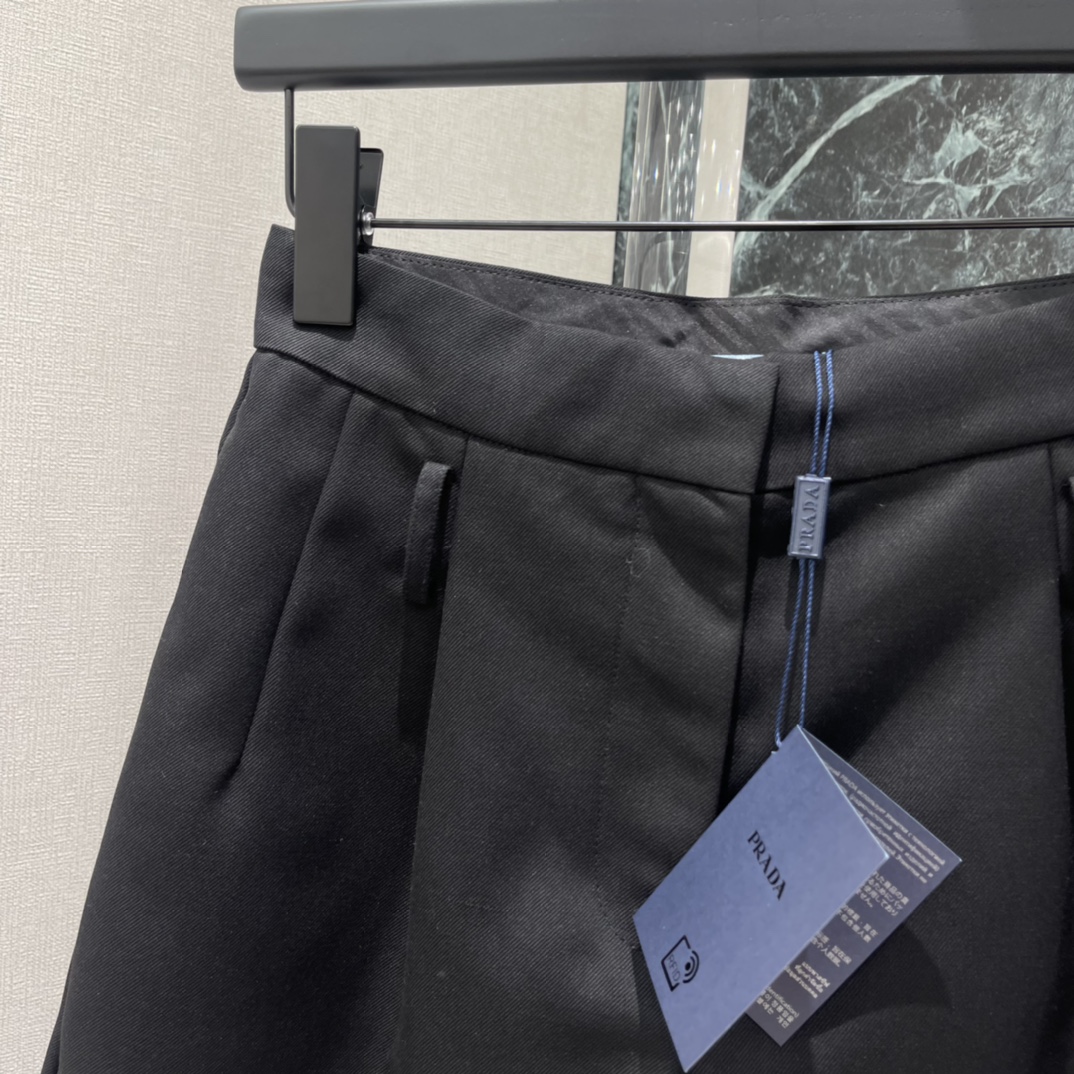 PD 26早春新款 高腰阔腿短裤 立体褶皱设计超显高级感 高腰A字版型 修饰腰线拉长腿部比例 小个子也能