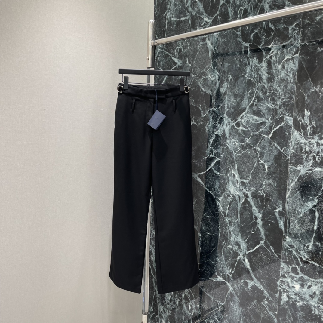 NO:720627,The highest version on the market, the girl inspects the goods, trims the three marks on the threads, and delivers the goods. You can send pictures and videos. If you want quality and service, please add me on WeChat. We will not accept urgent orders. PD 26 early spring new high-waist drape trousers are made of anti-wrinkle drape fabric, straight cut + belt design. Simple and practical! The high waist modifies the waistline. The drape fabric makes the overall look more neat. It can be easily controlled in commuting and workplace. You can easily switch styles with any shirt, sweater or jacket. It is perfect for spring and autumn.  It is a must-have item in your wardrobe. Available in one color, SML, Prada-clothing, prada, jackets & coats, shirts,19860909市面最高版本小妹验货、修剪线头上三标、发货可发图及拍视频,要品质要服务的加我微信,不接急单. PD 26早春新款 高腰垂感西裤 采用抗皱垂感面料,直筒剪裁+腰带设计 简约又实用!高腰修饰腰线 垂感面料让整体更显利落通勤职场日常都能轻松驾驭 随意搭配衬衫 针织衫或外套 轻松切换风格 春秋季节穿着超合适 是衣橱必备单品.一个色现货SML,普拉达-服装,prada,jackets & coats,shirts,,Women's clothing