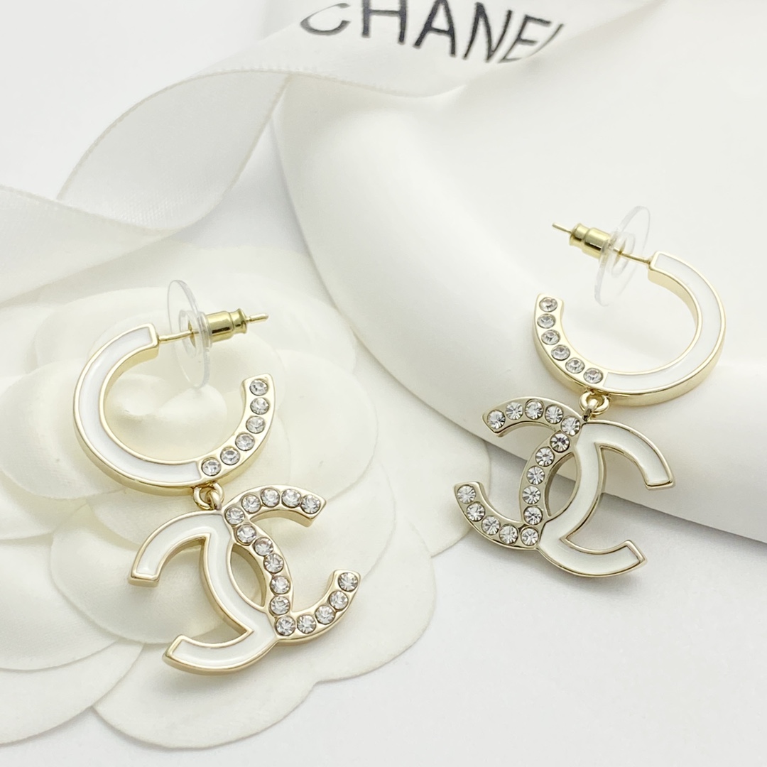 Código E2619 0247825 🛍Pendientes Chanel más vendidos🔥nuevo🆕🆕🆕 😎CHAN 24 pendientes de gancho curvo doble…