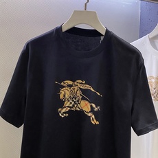 BUR~经典格纹大战马logo印花圆领短袖T恤 新品 胸前大幅战马印花,是BUR家跨越世纪的标志性图腾;清晰还原品牌经典 BUR~经典格纹大战马logo印花圆领短袖T恤 新品 胸前大幅战马印花,是BUR家跨越世纪的标志性图腾;清晰还原品牌经典