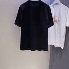 BUR~经典格纹大战马logo印花圆领短袖T恤 新品 胸前大幅战马印花,是BUR家跨越世纪的标志性图腾;清晰还原品牌经典 BUR~经典格纹大战马logo印花圆领短袖T恤 新品 胸前大幅战马印花,是BUR家跨越世纪的标志性图腾;清晰还原品牌经典