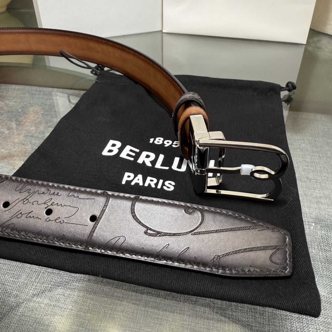 Berluti(伯尔鲁帝)经典Scritto书法纹皮带，巴黎1895年的匠艺传承，哑光小牛皮搭配银质针扣