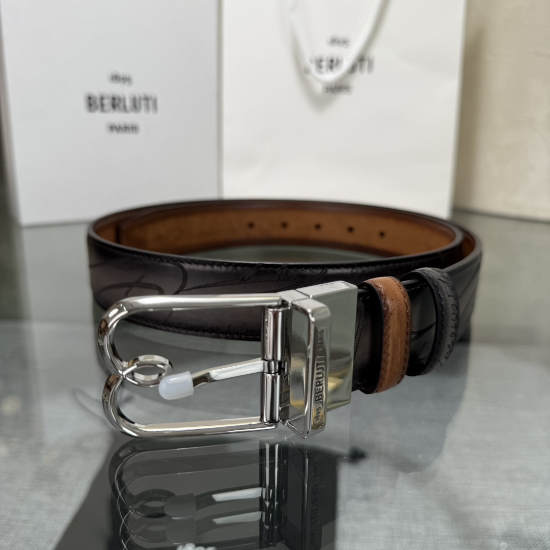 Berluti(伯尔鲁帝)经典Scritto书法纹皮带，巴黎1895年的匠艺传承，哑光小牛皮搭配银质针扣