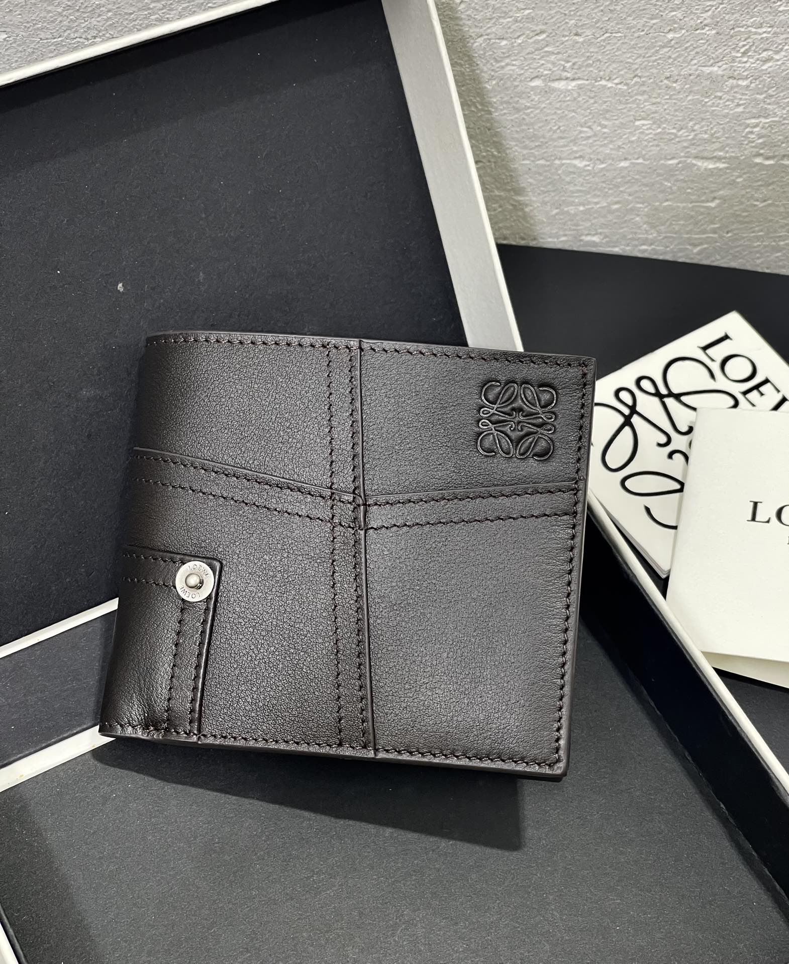 NO:718320,Men's half-fold anta wallet is made of distressed retro brown cowhide, with button elements integrated into the basic tone. Eight card slots and 2 large pockets. Model number 3831, size 1110, Loewe wallet, loewe, wallets, cowhide19860909男士对折anta 钱夹 采用做旧复古的棕色牛皮 在基础调上融入纽扣元素 八个卡位和2个大口袋 款号3831尺寸1110,罗意威钱包,loewe,wallets,cowhide,欧美剧