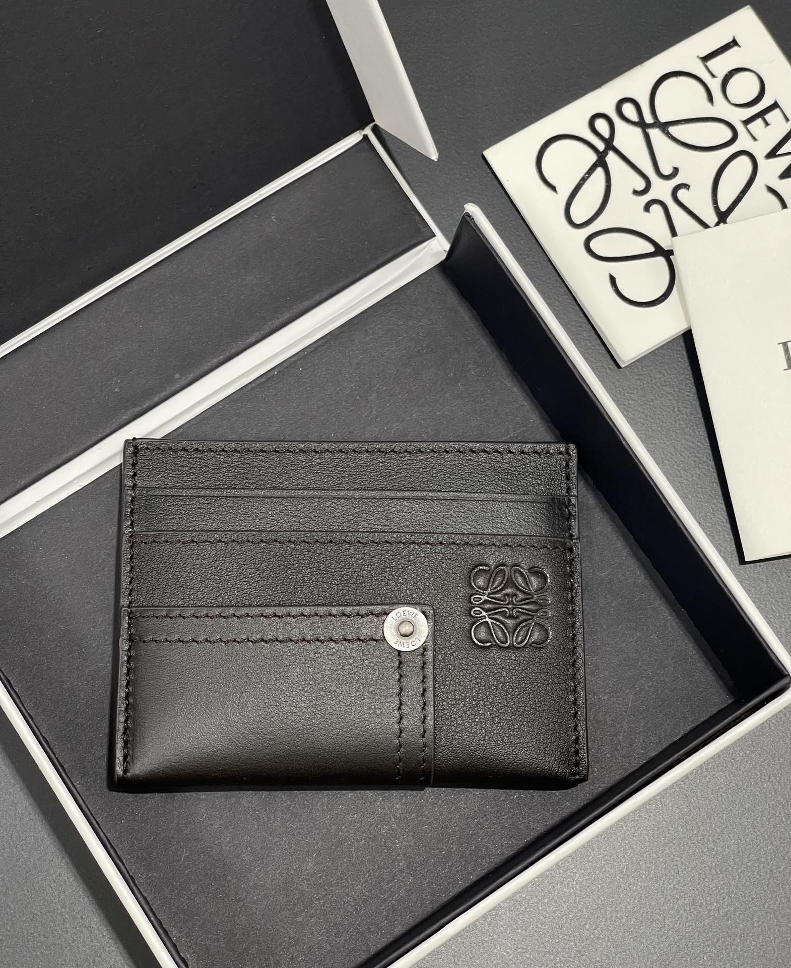 NO:718326,Men's single-piece anta card holder is made of old and retro brown cowhide, with button elements integrated into the basic tone. 4 card slots and middle compartment. Style number 3832, size 10.57.5, Loewe wallet, loewe, wallets, cowhide19860909男士单片anta 卡包 采用做旧复古的棕色牛皮 在基础调上融入纽扣元素 4个卡位和中间隔层 款号3832尺寸10.57.5,罗意威钱包,loewe,wallets,cowhide,欧美剧