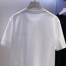 Mon~胸logo刺绣袖臂橙色毛毡徽标短袖T恤 2026春夏新品 简约不简单的基础款天花板!Mon圆领T恤以胸前细腻字母 Mon~胸logo刺绣袖臂橙色毛毡徽标短袖T恤 2026春夏新品 简约不简单的基础款天花板!Mon圆领T恤以胸前细腻字母
