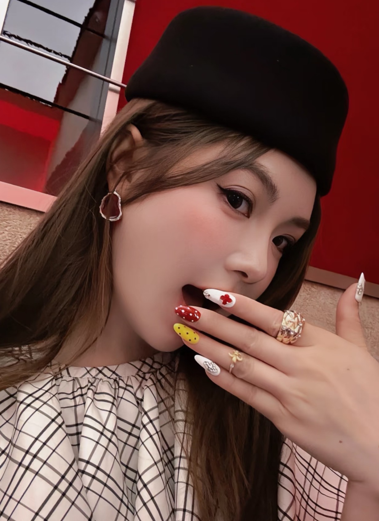 NO:766053,88180 The most popular ring arrived today. 26 new gold wide diamond pattern double C ring. Rich medieval style design. It feels a bit like Italian jewelry. It is too charming and fashionable. The real thing is sparkling and super high-end. It is made of the same brass material as yb. Swarovski diamond. Size US code 6-7-8. Top version, ring, Cardia high-end jewelry.1986090988180今日到货爆款戒指 26新款金色宽版菱格纹带钻双C戒指 浓郁中古风设计 有点意大利珠宝的感觉 太迷人太时髦了吧实物闪闪超高级 yb一样黄铜材质 施华洛钻 size美码6-7-8 顶级版本,,ring,卡迪亚高端饰品,Jewelry
