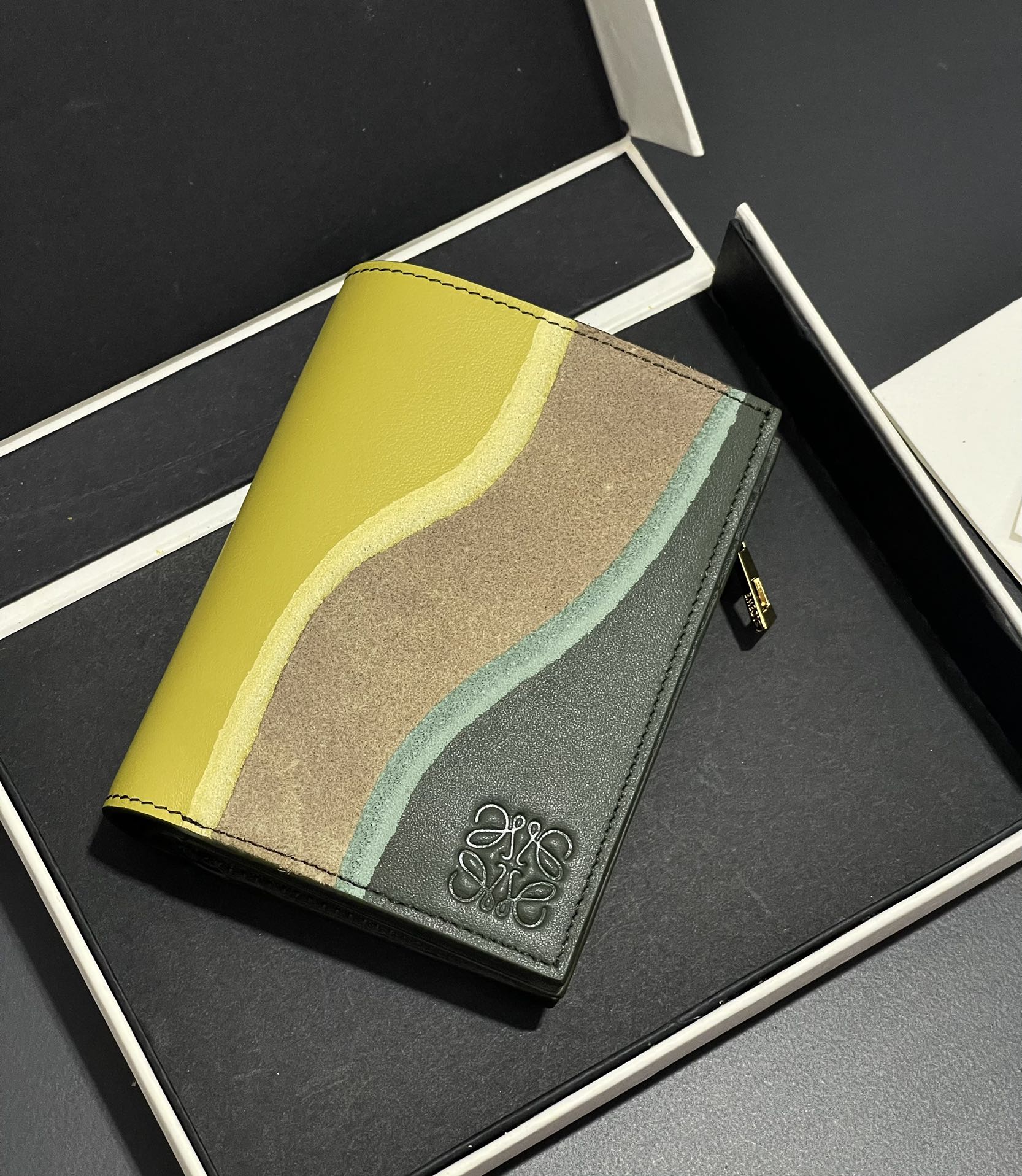NO:718329,Landscae spliced ​​buckle wallet is made of calfskin and suede. This wallet is made by thinning, layering and laminating different leathers through complex manufacturing processes. It has 6 card slots and zipper compartments!  Model No. 3826, size 11.5*8.5*3. Please note that the curvature position of the spatula splicing will be different, and there may be rubber bands or skin scars. Each one is unique. If you mind, please do not disturb!  ,Loewe wallet,loewe,wallets,cowhide,chamois leather19860909Landscae拼接对扣钱包 采用小牛皮拼绒面麂皮 此款钱包是将不同的皮经过铲皮削薄 层叠 压合等复杂制作工序. 6 个卡位和拉链隔层！ 款号3826 、 尺寸11.5*8.5*3 注意铲皮拼接弧度位置会有所差异, 会皮筋或皮疤,每个都是独一无二的,介意者请勿扰！,罗意威钱包,loewe,wallets,cowhide,chamois leather,欧美剧
