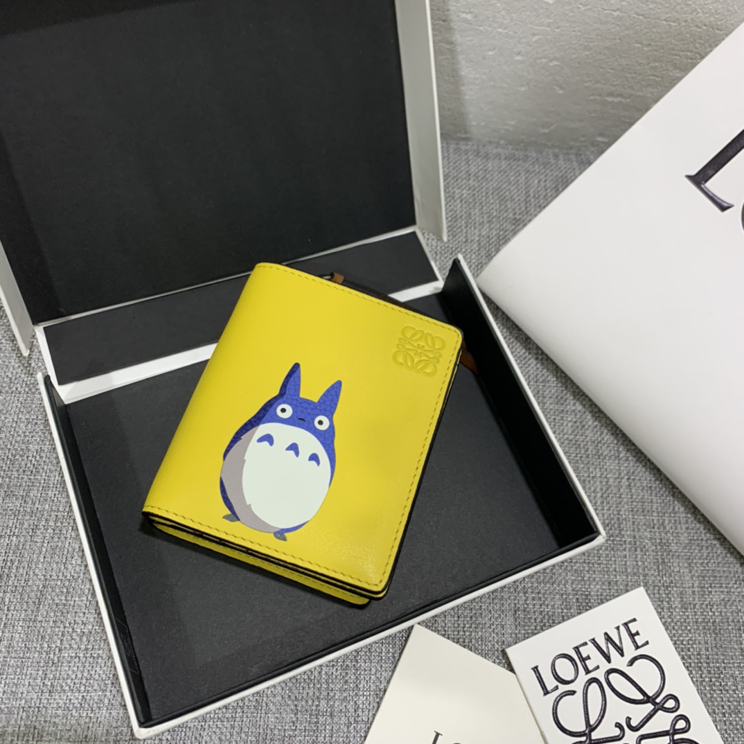 NO:718340,The special 'My Neighbor Totoro' series short wallet is made of inlay technology. Its smart and exquisite design is dazzling. It has 8 card slots, skewer pockets and zipper pockets. Style number, size 11*9 (note that the Totoro pattern is spliced ​​and inlaid, so gaps and skin flakes are normal), Loewe wallet, loewe, wallets19860909特别款“龙猫”系列短款钱包 采用镶嵌工艺精制而成,其灵动、精致的设计,光彩夺目.内有8个卡位、扦袋、拉链口袋. 款号,尺寸11*9（注意 龙猫图案是拼接镶嵌的, 有缝隙 、皮屑属于正常现象）,罗意威钱包,loewe,wallets,欧美剧