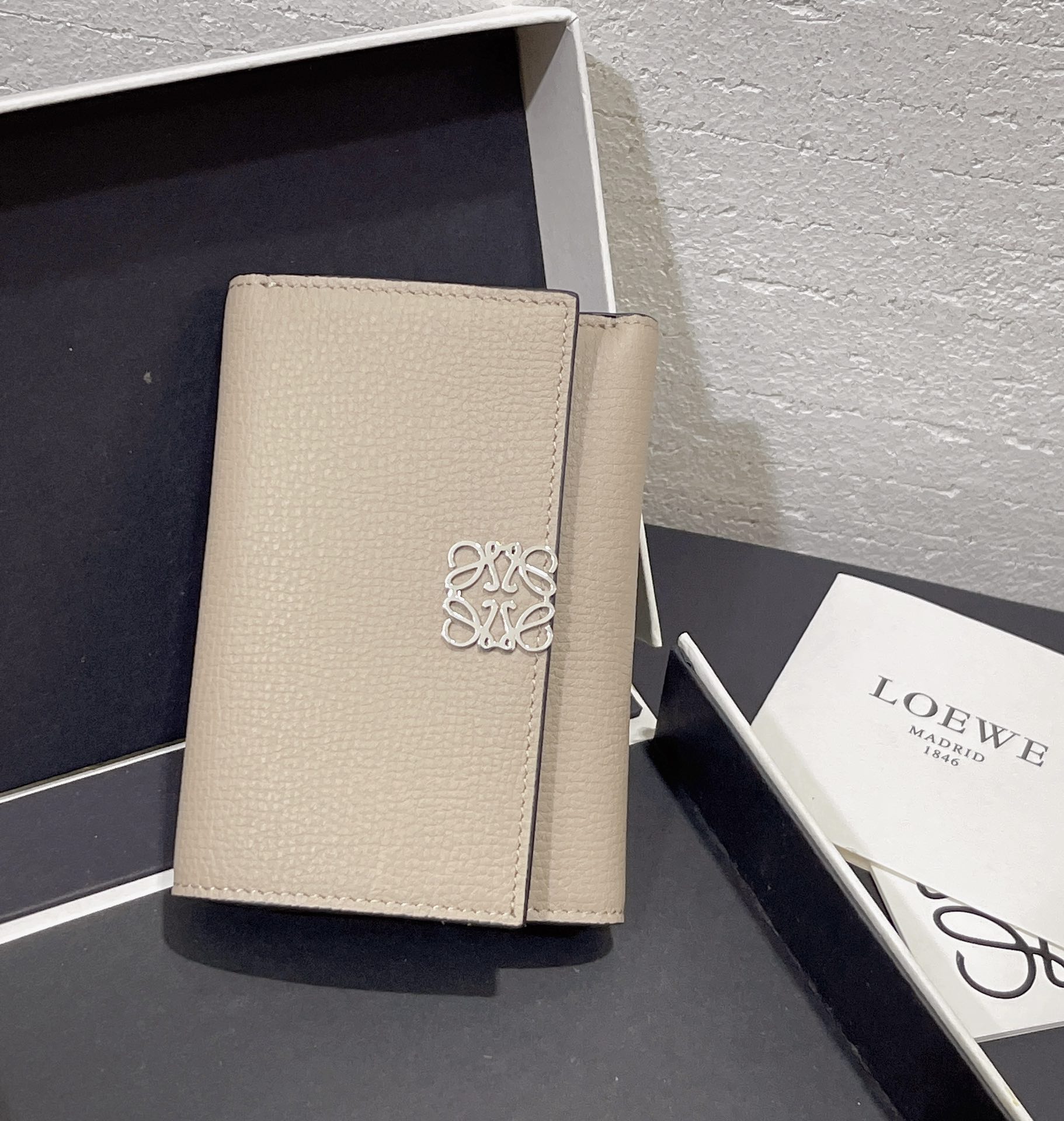 NO:718345,Small fold-over flip vertical wallet made of pebbled cowhide, six card slots, one large pocket and small zippered pocket!  Style No. 3803 Size 11.8*8, Loewe wallet, loewe, wallets, cowhide19860909小号对折翻盖垂直钱包 采用鹅卵石纹牛皮 六个卡位 一个大口袋和拉链小口袋！ 款号3803 尺寸11.8*8,罗意威钱包,loewe,wallets,cowhide,欧美剧