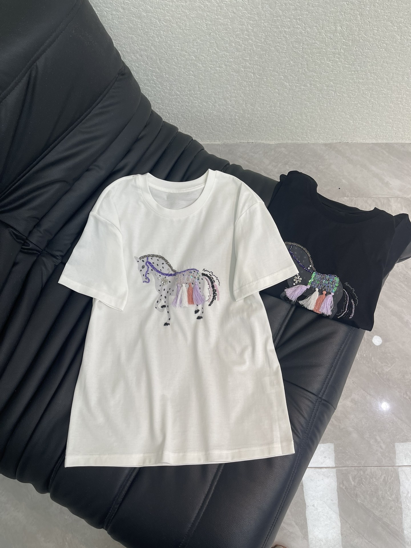 NO:738101,Designer’s new Spring/Summer products limited to the Year of the Horse!  Couture lace embroidery splicing pure cotton T-shirt!  The three-dimensional hand-made beaded tassels are exquisite and high-end with heavy craftsmanship!  The exquisite feel of the imported high-definition pure cotton fabric is amazing!  The classic round-neck style upper body is casual, elegant and gentle!  Versatile and not picky!  Bai Fumei’s must-have fashionable and high-end items!  Two colors in stock SML A,,tees,t-shirt,19860909设计师马年限定春夏新品！高定蕾丝绣花拼接纯棉T恤！重工艺定位立体手工定珠流苏精致高级！进口高定纯棉面料细腻的手感超赞！气质圆领经典版型上身随性优雅又温柔！百搭不挑人！白富美必备时髦高级单品！现货两色SML A,,tees，t-shirt,,Women's clothing