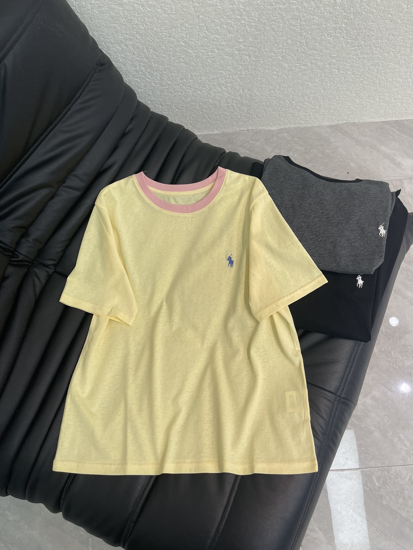 NO:738099,The new 2026 summer contrast T-shirt ceiling is here!  Tencel cotton fabric is so comfortable, light and breathable, and as soft as clouds against the skin. Classic contrasting round neck, refreshing when worn alone, more layered when layered, the details of the pony embroidery are super exquisite, multiple colors are available, you can take care of you all summer. Size SML Color black dark gray white yellow Ingredients 30 Tencel 70 linen cotton A,, tees, t-shirt,198609092026新款夏日撞色T恤天花板来啦！ 天丝棉面料真的太舒服了,轻薄透气,贴肤像云朵一样软.经典撞色圆领,单穿清爽,叠穿更有层次感,小马刺绣细节超精致,多色可选,承包你整个夏天 尺码SML 颜色黑色 深灰 白色 黄色 成份30天丝 70麻棉 A,,tees，t-shirt,,Women's clothing