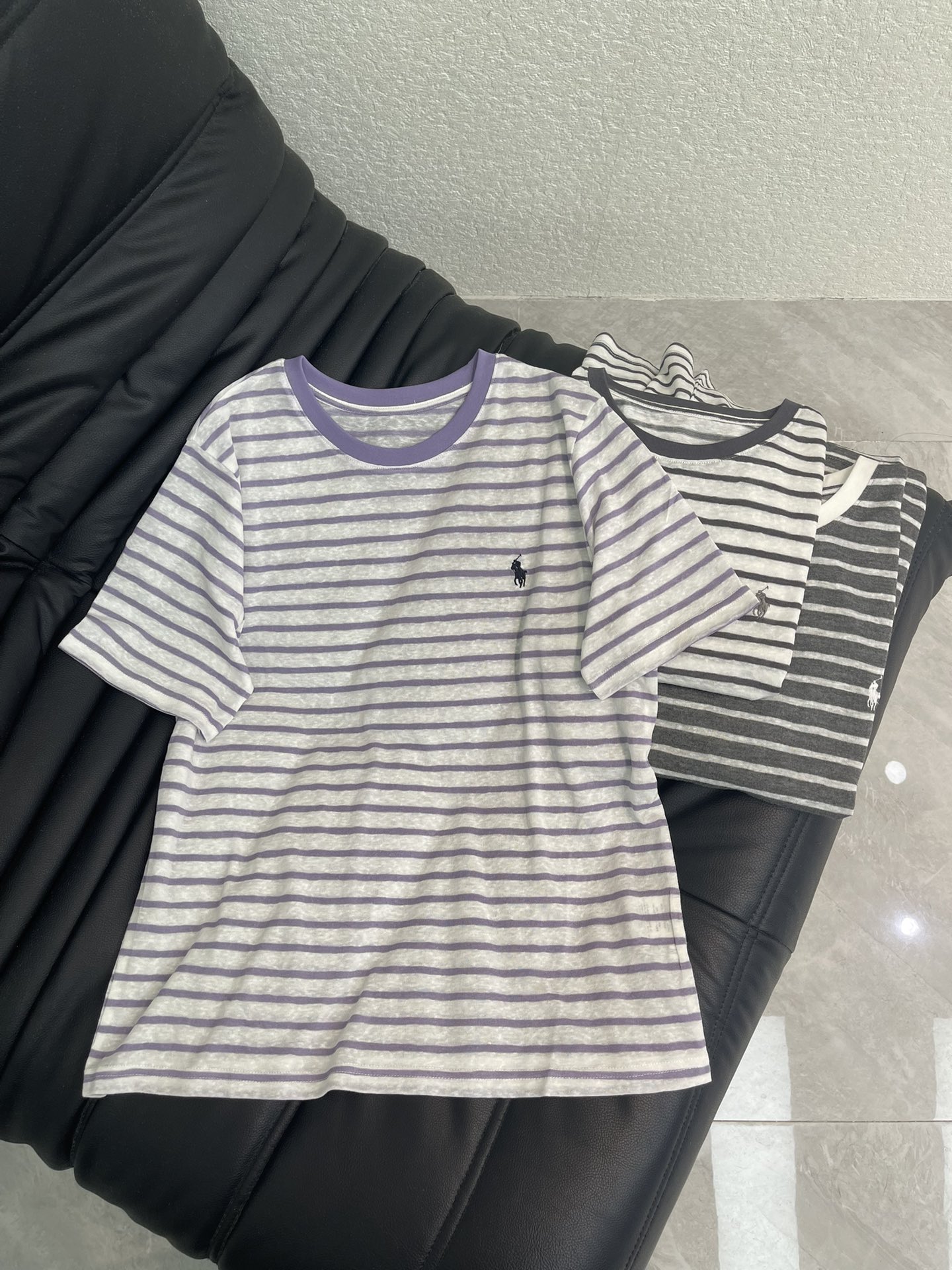 NO:738095,The 2026 new summer striped T-shirt ceiling is here!  Tencel cotton fabric is so comfortable, light and breathable, and as soft as clouds against the skin. Classic contrasting round neck + retro stripes, refreshing when worn alone, more layered when layered, small embroidery details are super exquisite, multi-color optional, it can cover your outfits all summer!  There are long sleeves and short sleeves to choose from. Size SML. Color: Black and white stripes. Dark gray and white stripes. White and gray stripes. Navy stripes. Purple and white stripes. Ingredients: 30 Tencel, 70 linen cotton. A,, T-shirt, tees, t-shirt,198609092026新款夏日条纹T恤天花板来啦！ 天丝棉面料真的太舒服了,轻薄透气,贴肤像云朵一样软.经典撞色圆领+复古条纹,单穿清爽,叠穿更有层次感,小刺绣细节超精致,多色可选,承包你整个夏天的穿搭！有长袖、短袖选择 尺码SML 颜色黑白条纹 深灰白条纹 白灰条纹 藏青条纹 紫白条纹 成份30天丝 70麻棉 A,,T-shirt,tees，t-shirt,,Women's clothing