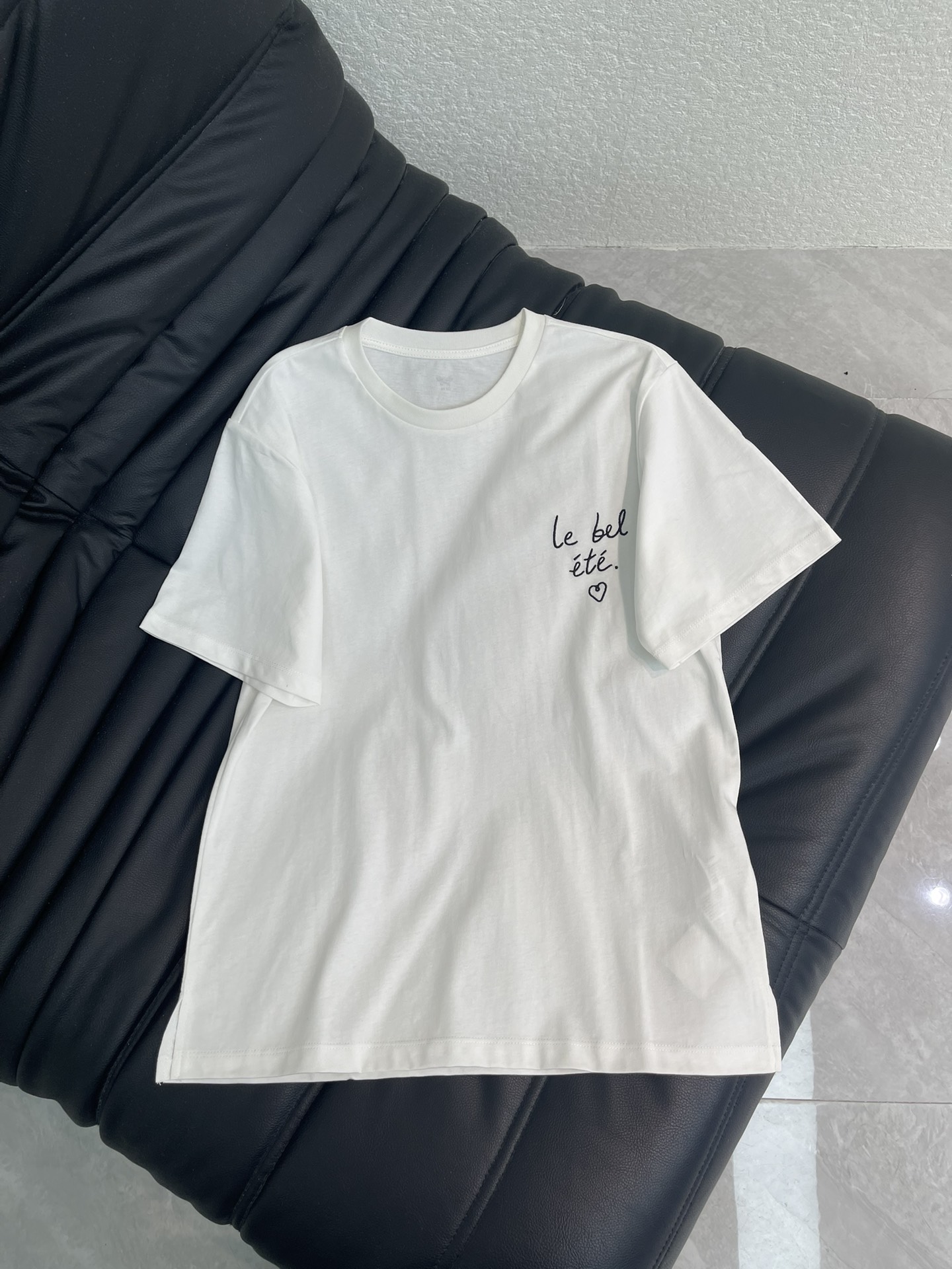 NO:738537,MaxMar19860909Weekend MaxMar*26春夏新款植绒图案短袖T恤.简约版型搭配标志性植绒刺绣字母,百搭又显瘦.纯棉材质,上身柔软透气.无论是休闲搭配牛仔裤,还是搭配裙装打造精致感,都能轻松适配,轻松展现独特时尚品味.SML,,skirts,jeans,T-shirt,tees，t-shirt,,Women's clothing