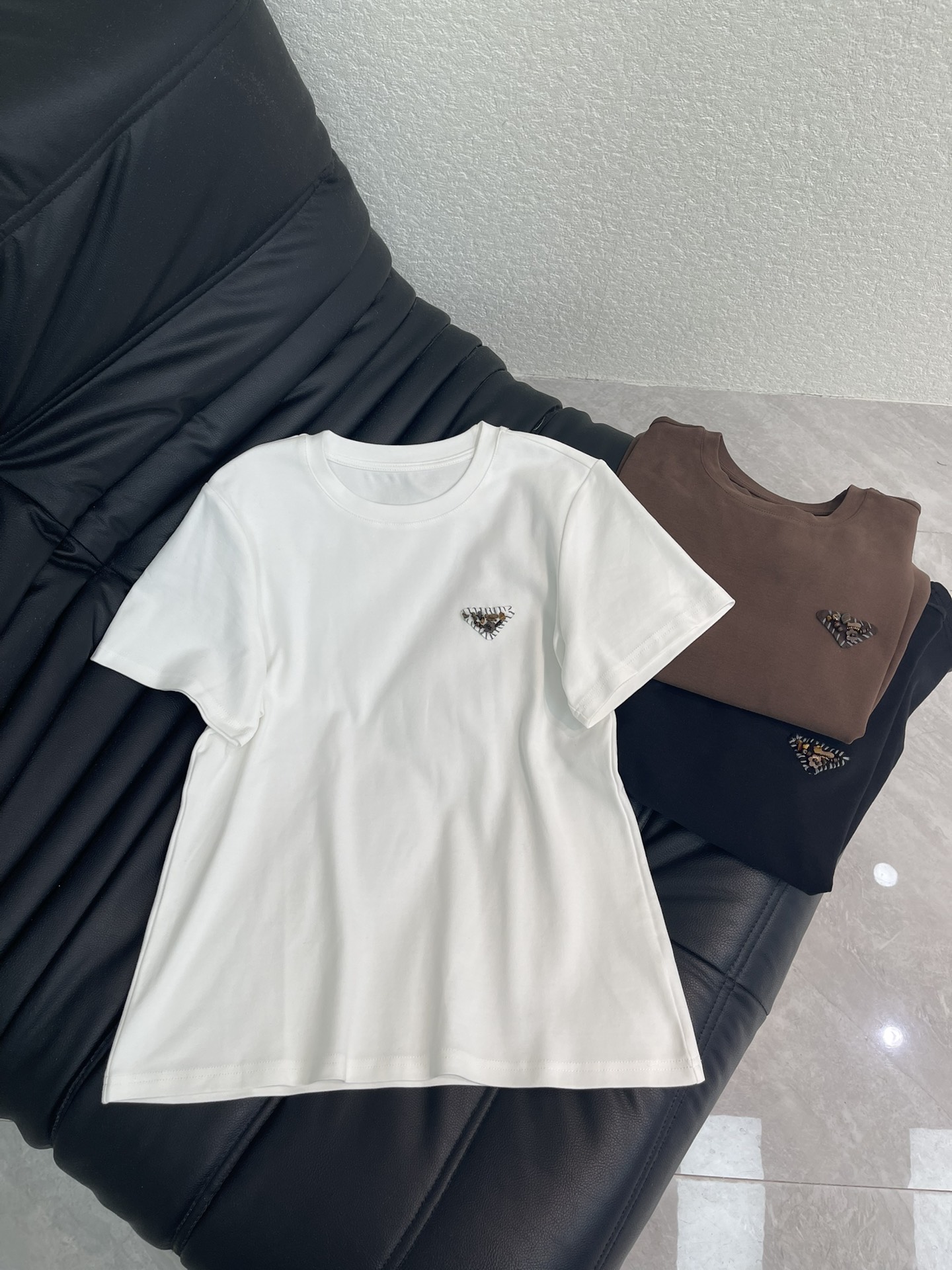 NO:738529,Original quality PRA fashionable outfit!  The most popular T-shirt with hand-made Pearl River Delta logo. A must-have for fashionistas!  Sweet and cool girl with a handsome and casual temperament!  The upper body is slim, tall and versatile!  Highly recommended for self-retention!  Imported high-count pure cotton fabric has a great texture!  The quality of workmanship depends on the details. SML, prada, tees, t-shirt,19860909原单品质PRA时髦精穿搭！ 爆款定位手工定珠三角标T恤.时髦精必入一整个爱住！甜酷风少女帅气随性气质！版型上身显瘦高挑又百搭！强烈推荐自留款！进口高支纯棉面料质感超赞！做工品质看细节. SML,,prada,tees，t-shirt,,Women's clothing