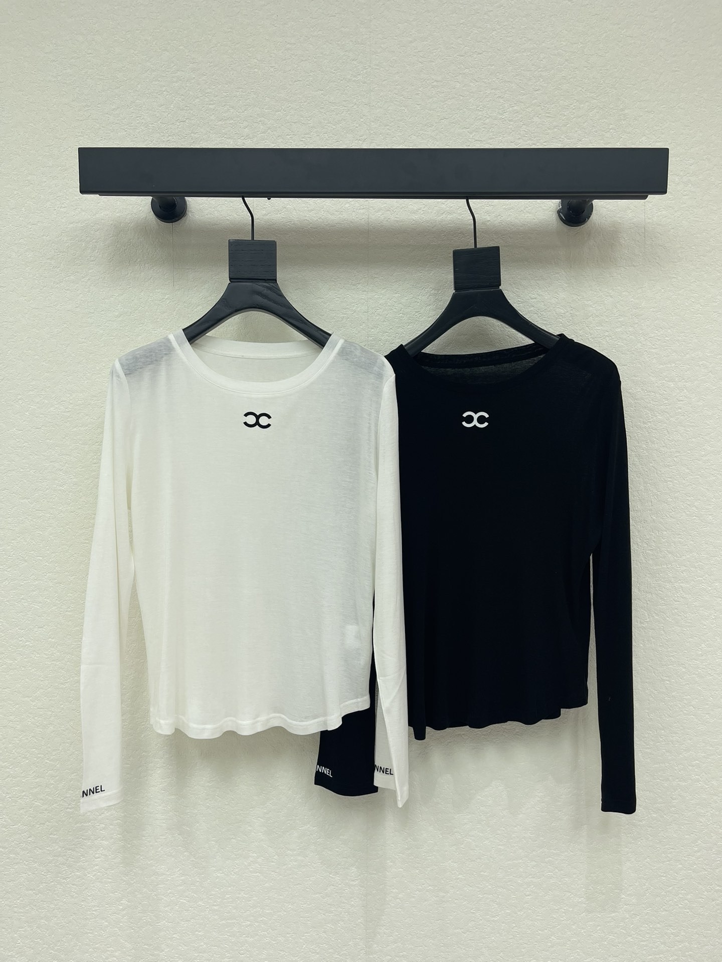 NO:738991,Chane*26's new pure long-sleeved bottoming shirt, Cloud Comfort Series!  Whoever wears it knows how comfortable it feels on the upper body!  The cuffs are flocked with logo and the fabric is super stretchy!  The classic colors are both everyday and high-end, a must-have for daily wear!  SML A,,chanel,19860909Chane*26新款清纯长袖打底衫 云感舒适系列！ 上身的触感谁穿谁知道的舒服！ 袖口植绒logo 面料弹力超级好！ 经典颜色都是日常又高级, 日常穿搭必备！ SML A,,chanel,,Women's clothing