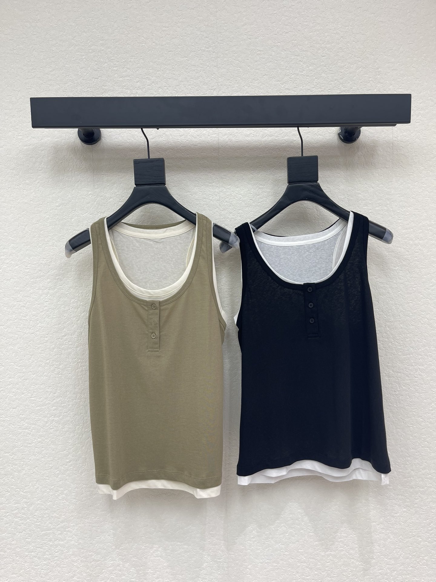 NO:738974,*26 new fake two-piece vests in contrasting colors. The design of the double-layered vest is youthful and energetic. It is elegant and refined. It reduces age and is feminine. The craftsmanship of a ready-made garment is tedious and time-consuming. It presents a high-quality single product. The upper body is fashionable and fashionable. The color is refreshing and reduces age. It is recommended to buy. Customized fabrics and accessories. Look for the correct version SML A,,19860909*26新品撞色假两件背心 设计双层背心青春活力 清雅脱俗 减龄柔美 一件成衣工艺繁琐耗时 呈现品质单品 上身洋气时髦 颜色清爽减龄 推荐入手 定制面辅料 认准版本 SML A,,,Women's clothing